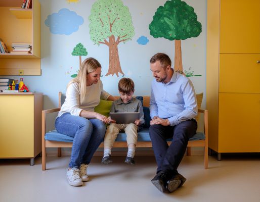 Ouders lezen samen met hun kind een gepersonaliseerd digitaal verhalenboek op een tablet.