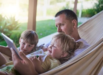 Un père lit le livre Mibooko à ses enfants