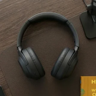 Headphones representing the MIBOOKO audiobook format for a personalized children’s story.