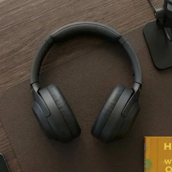 Headphones representing the MIBOOKO audiobook format for a personalized children’s story.