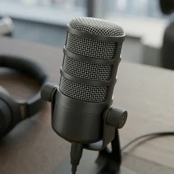 This image uses headphones to represent the audiobook version of a MIBOOKO personalized storybook. It supports the idea of flexible storytime, giving children and families the option to listen to a personalized story experience in addition to reading it on screen or in print.